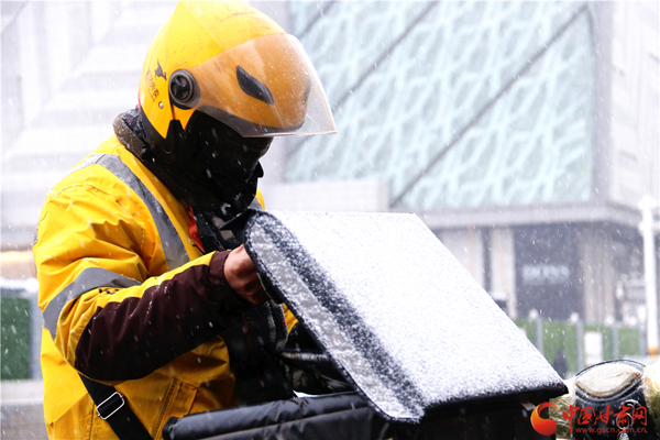 2020年第一場雪巧遇“小寒” 蘭州人請收下?。ńM圖）