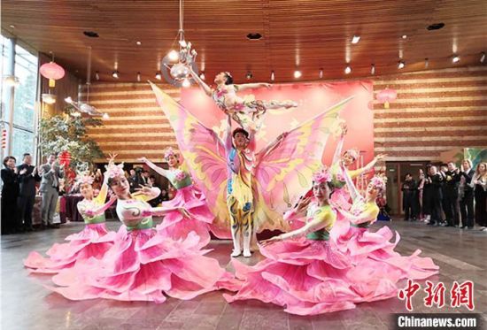 圖為雜技演員通過(guò)精湛的技藝贏得了滿堂喝彩?！「拭C省文化和旅游廳網(wǎng)站 攝