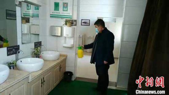  圖為2月初，工作人員對敦煌市旅游景區(qū)衛(wèi)生間進(jìn)行防疫消毒?！《鼗褪形麄鞑抗﹫D 攝