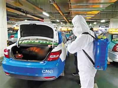 免費接送一線抗“疫”人員 蘭州奔馬雷鋒車隊，你們真棒！