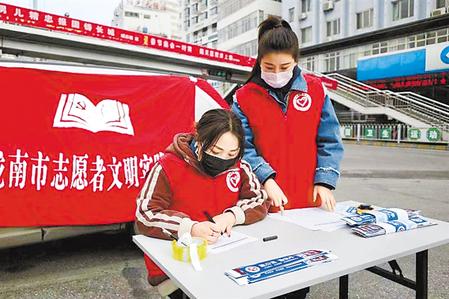 這個(gè)春天，那一抹鮮亮的“志愿紅”　——隴原志愿者戰(zhàn)“疫”記