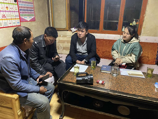 圖為木耳鎮(zhèn)紀檢干事盧建民（左三）連夜在多壩村多壩組奚連德家中了解受災情況，排查安全隱患，并宣傳發(fā)生次生災害的相關知識。_副本.jpg