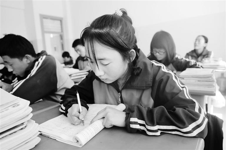 慶陽環(huán)縣這名小姑娘，柔弱肩膀撐起一個(gè)大家庭