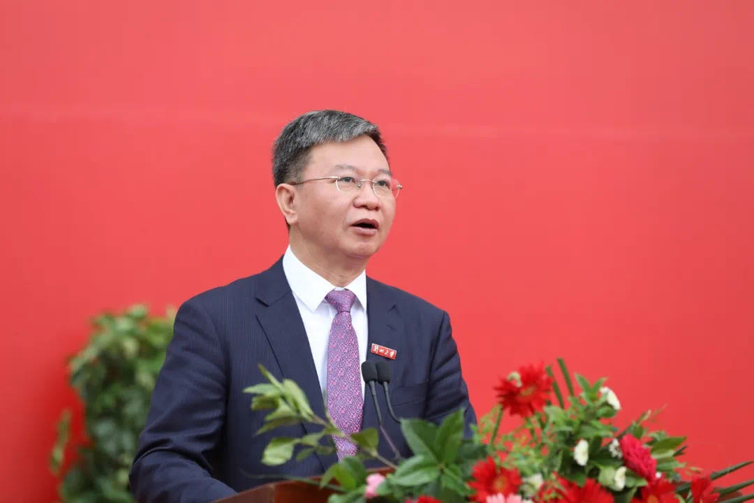 蘭州大學(xué)校長嚴(yán)純?nèi)A寄語2020屆本科畢業(yè)生：做敢擔(dān)當(dāng)、能擔(dān)當(dāng)、有擔(dān)當(dāng)?shù)娜?>
        </a><em>蘭州大學(xué)校長嚴(yán)純?nèi)A寄語2020屆本科畢業(yè)生：做敢擔(dān)當(dāng)、能擔(dān)當(dāng)、有擔(dān)當(dāng)?shù)娜?/em></li>
    <li><a  target=