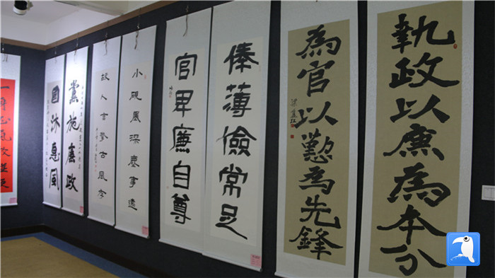 7月1日上午，定西市通渭縣紀(jì)委監(jiān)委舉辦“襄郡清風(fēng)·喜迎建黨99周年”廉政文化書畫展，共同為黨的生日獻(xiàn)禮。_副本.jpg