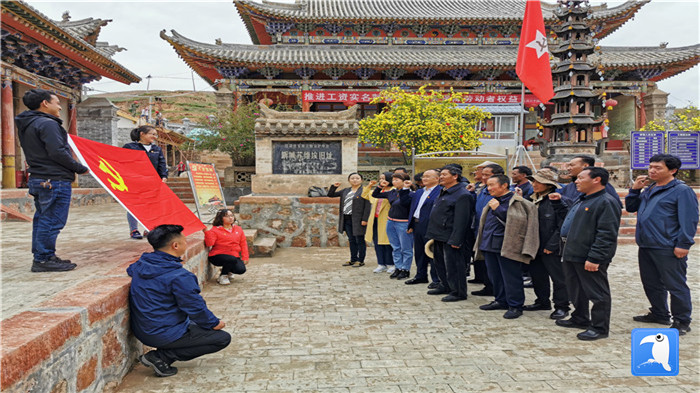 “七一”前夕，甘南州紀(jì)委監(jiān)委機(jī)關(guān)第二黨支部組織支部黨員和幫扶村黨員赴臨潭縣新城鎮(zhèn)蘇維埃舊址紅色教育基地參觀學(xué)習(xí)活動。_副本.jpg