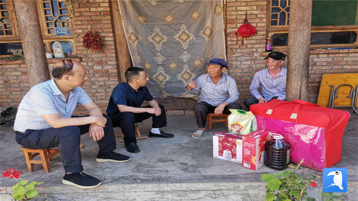 在建黨99周年來臨之際，隴南市禮縣紀(jì)委監(jiān)委在中壩鎮(zhèn)、三峪鄉(xiāng)開展“七一”慰問老黨員、困難黨員活動，為他們送去組織的關(guān)懷和節(jié)日的問候。_副本.jpg