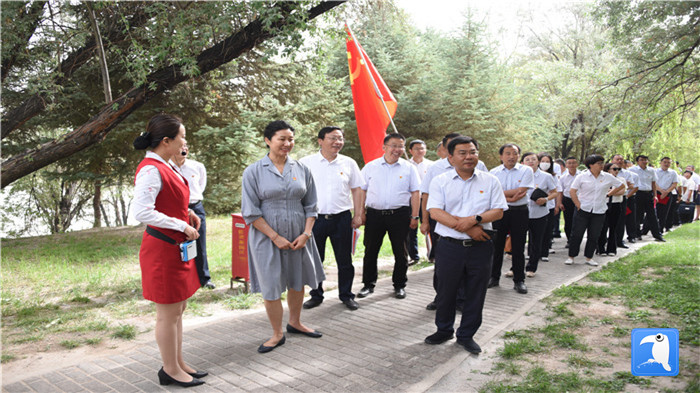 7月1日，嘉峪關(guān)市紀(jì)委監(jiān)委機(jī)關(guān)黨委在迎賓湖絲路廉潔文化主題公園舉行慶祝黨建99周年迎“七一”主題黨日活動。_副本.jpg