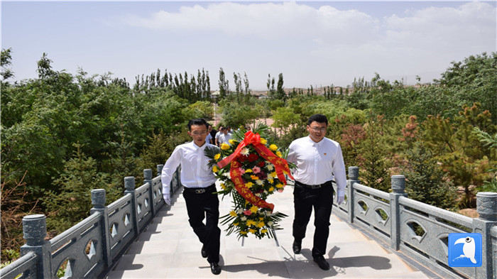 七一”前夕，白銀市紀(jì)委監(jiān)委機(jī)關(guān)黨委組織黨員來到紅軍西路軍景泰烈士陵園開展主題黨日活動。 朱鵬拍攝_副本.jpg