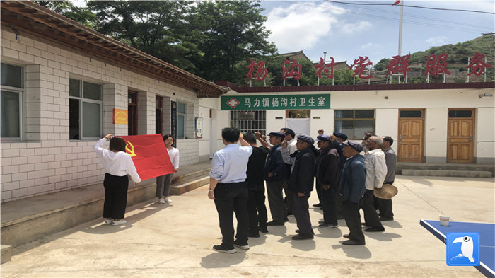 6月29日，天水市武山縣紀(jì)委監(jiān)委組織黨員干部在馬力鎮(zhèn)楊溝村重溫入黨誓詞。_副本.jpg