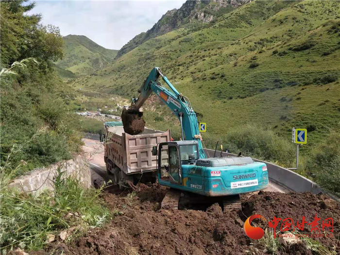 國(guó)道212線(xiàn)分水嶺路段山體滑坡 公路部門(mén)緊急處置