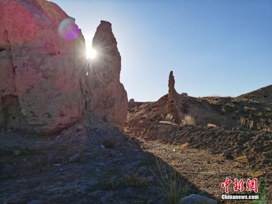 山丹境內(nèi)的長城是由壕塹和山險為主的漢長城和黃土墻體為主的明長城兩部分組成。 翟繼宗 攝