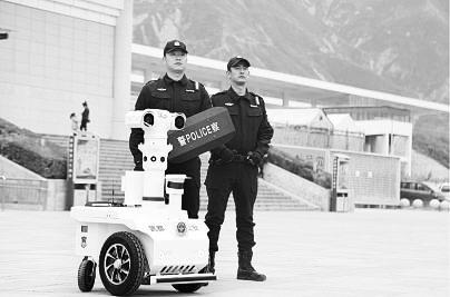 新奇！5G巡邏機器人亮相隴南武都街頭
