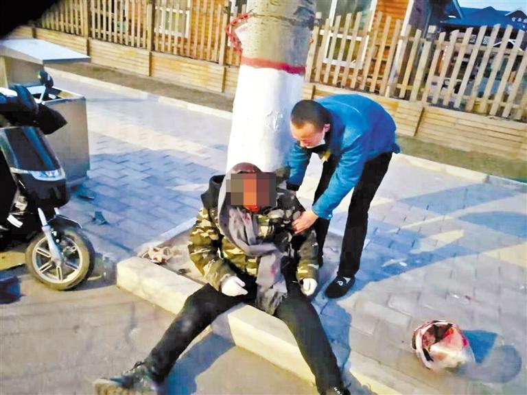 蘭州：騎摩托車男子清晨撞傷 熱心“的哥”全力救助！