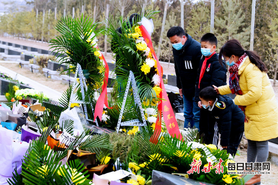 委托快遞、自發(fā)前往，社會各界在陳紅軍烈士墓前獻(xiàn)花致敬