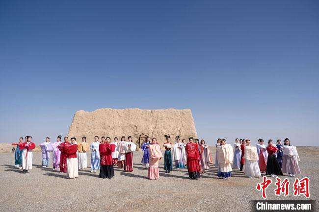 數(shù)十位身著古裝的女性通過體驗賞漢舞、習漢禮、吟誦詩詞等中華傳統(tǒng)文化，再現(xiàn)古絲綢之路的繁華盛景?！∏窳?攝
