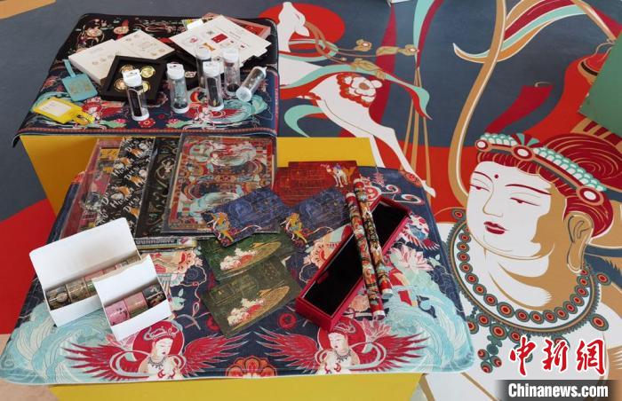 60余類敦煌主題的文創(chuàng)產(chǎn)品讓人愛不釋手?！《∷?攝