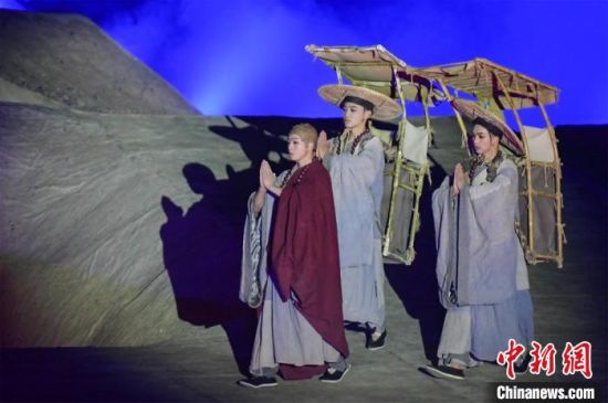 圖為演出現(xiàn)場(chǎng)，該劇獨(dú)創(chuàng)360度旋轉(zhuǎn)并前后移動(dòng)觀眾席，顛覆傳統(tǒng)劇場(chǎng)舞臺(tái)表演模式。　王斌銀 攝