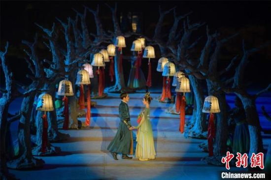 圖為全新升級(jí)《敦煌盛典》，新增戰(zhàn)馬、燈籠矩陣，以及最新聲、光、電硬件設(shè)施?！⊥醣筱y 攝