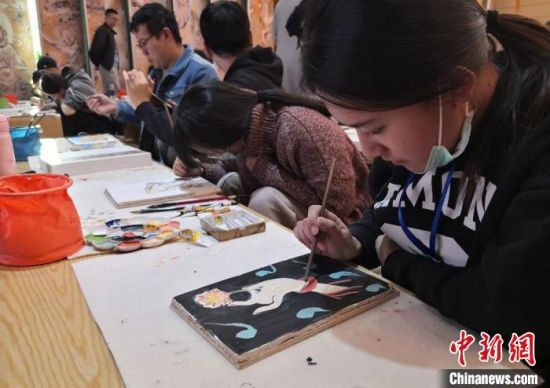 2020年10月，臺灣大學生在敦煌“莫高學堂”體驗?zāi)嗯弋嬍肿髡n?！《∷?攝