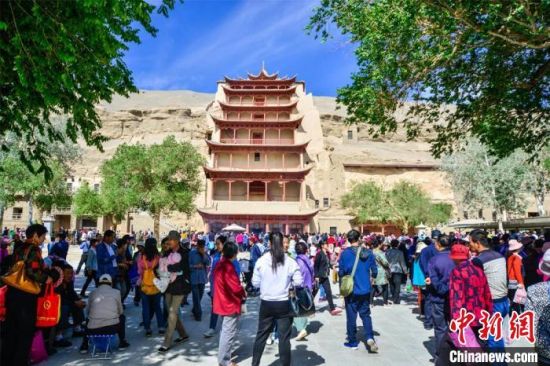 中國農(nóng)歷四月初八，敦煌民眾傳承歷史習(xí)俗，前往莫高窟燒香禮佛、祈福。(資料圖) 王斌銀 攝
