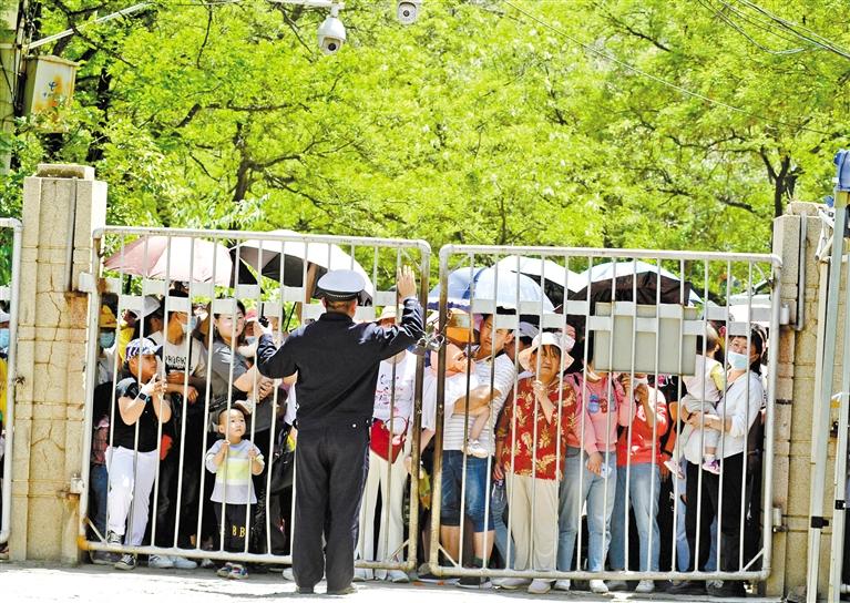 人流如潮 入園游客突破5萬 五泉山公園、蘭州市動物園昨日臨時閉園