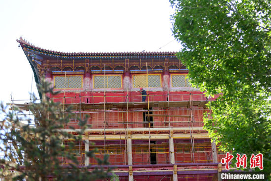 圖為5月上旬，甘肅山丹縣大佛寺內，工作人員對古建筑大雄寶殿進行修繕。 中新社記者 高展 攝