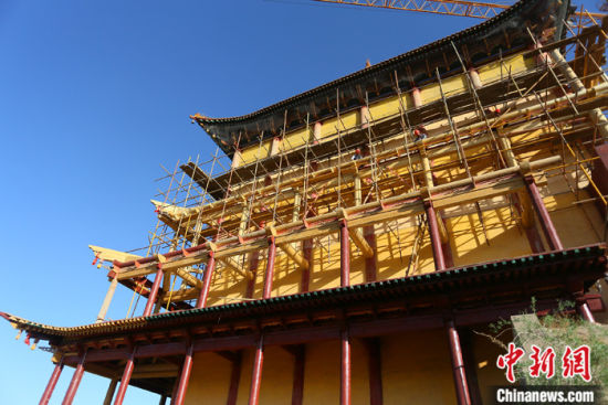 圖為5月上旬，甘肅山丹縣大佛寺內，正在修繕中的古建筑大雄寶殿。 中新社記者 高展 攝