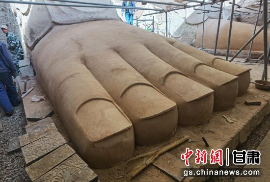 圖為中國(guó)“石窟鼻祖”天梯山石窟第13窟大佛足部與局部危巖體搶救性保護(hù)項(xiàng)目施工現(xiàn)場(chǎng)。陳曉斌 攝