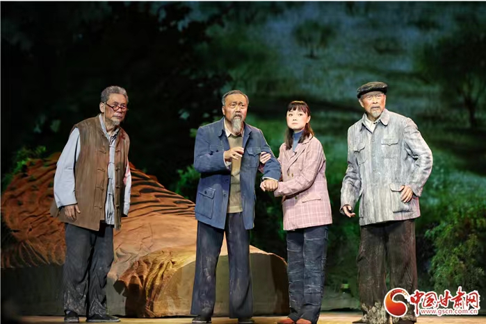 大型原創(chuàng)話劇《八步沙》在蘭州首演 展現(xiàn)“時(shí)代楷?！敝紊吃炝制D苦歲月