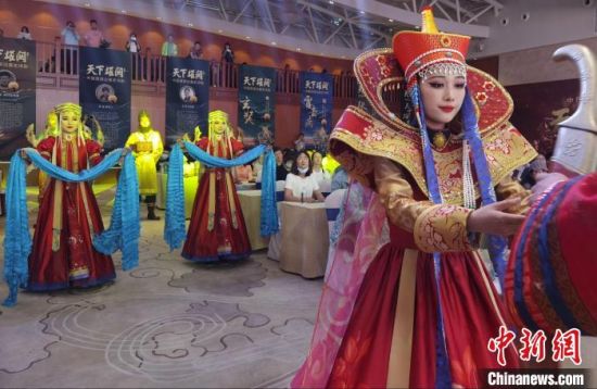 圖為中國首部邊塞史詩劇《天下雄關(guān)》首演發(fā)布會現(xiàn)場?！〈蘖?攝