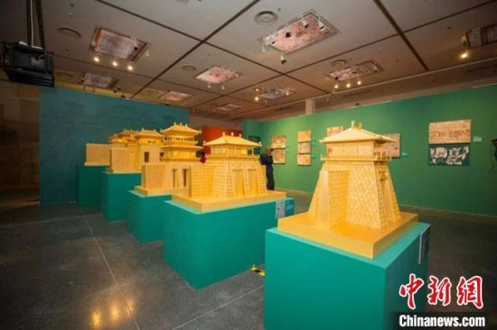圖為呈現(xiàn)敦煌壁畫中的建筑和園林之美的復(fù)原模型。(資料圖) 敦煌研究院供圖