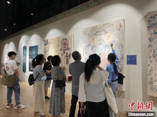 圖為展覽現(xiàn)場(chǎng)?！〗瓧顭?攝