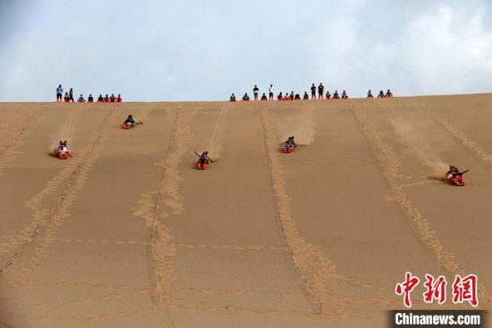 6月13日，敦煌鳴沙山月牙泉景區(qū)舉辦滑沙比賽?！垥粤?攝