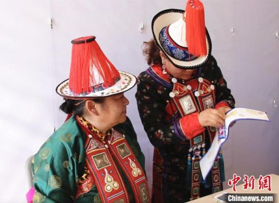 圖為用活態(tài)傳習(xí)的模式促進(jìn)裕固族非物質(zhì)文化遺產(chǎn)的保護(hù)傳承?！∈缝o靜 攝