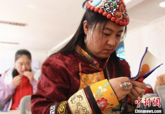 圖為裕固族婦女學(xué)習(xí)刺繡。　史靜靜 攝