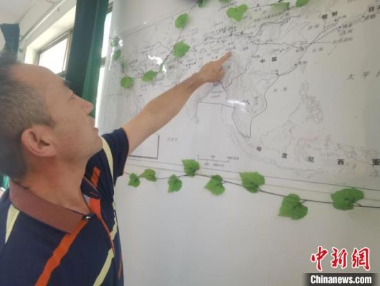 圖為甘肅省社會科學(xué)院絲綢之路研究所所長侯宗輝指出《絲綢之路古文明》課題組考察線路?！￠Z姣 攝