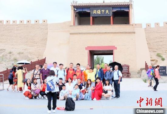 歷經(jīng)數(shù)十載保護修繕的古老關(guān)城得以延年益壽，成為了海內(nèi)外游客“絲路游”的必經(jīng)打卡地?！「哒?攝