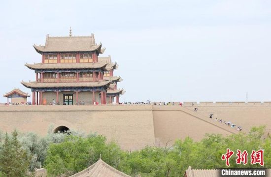 歷經(jīng)數(shù)十載保護修繕的古老關(guān)城得以延年益壽，成為了海內(nèi)外游客“絲路游”的必經(jīng)打卡地?！「哒?攝