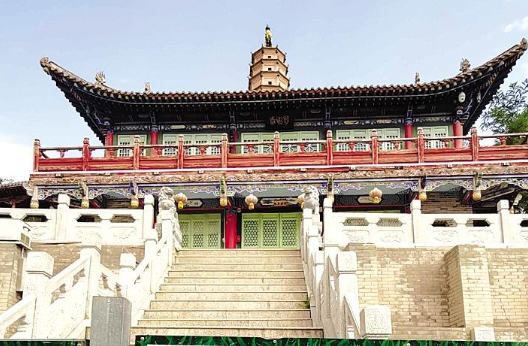 白塔寺閉門謝客，何時(shí)開(kāi)放？管理處：白塔基礎(chǔ)出現(xiàn)病害圍擋施工，預(yù)計(jì)年底前完工