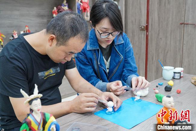 <a target='_blank'  data-cke-saved- >中新社</a>記者(右)現(xiàn)場(chǎng)體驗(yàn)面塑制作過程?！￡悹?zhēng)強(qiáng) 攝