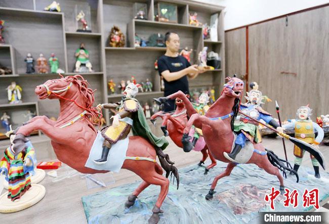 安秋平是成州面塑第五代傳承人，也是當(dāng)?shù)匚ㄒ粓?jiān)守面塑制作的人?！「哒?攝
