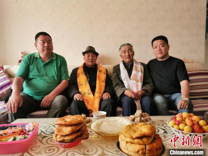 圖為張輝剛(右一)拜訪(fǎng)甘肅肅南縣裕固族德高望重的老人。(資料圖) 張輝剛供圖