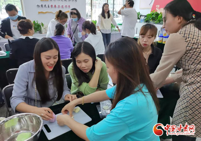 解鎖新技能！蘭州七里河區(qū)秋天的第一份手工月餅來(lái)了