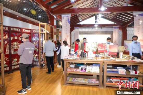 圖為甘肅“一會(huì)一節(jié)”期間，位于敦煌的天水市展館中，民眾觀賞文創(chuàng)產(chǎn)品?！「拭C省文化和旅游廳供圖