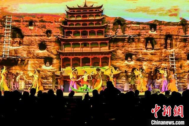 開幕式文藝展示“相約敦煌”，通過數(shù)字技術(shù)將莫高窟“搬到”演出現(xiàn)場(chǎng)。　甘肅省文化和旅游廳供圖
