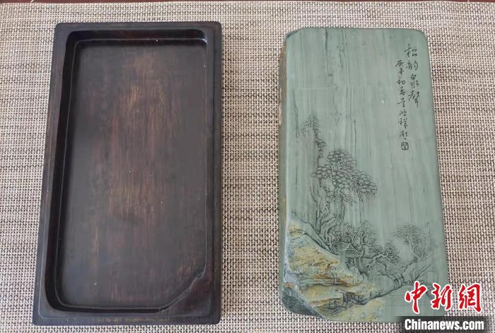 圖為盧保勝為提升洮硯文化內(nèi)涵，制作“一硯一銘、一盒一拓”成品展示。　張婧 攝