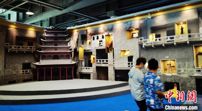 該展覽還借助科技手段，復原“藏經洞”場景，將莫高窟“搬進”展廳。　丁思 攝