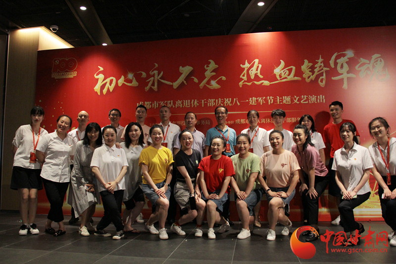 【蘭大新聞學(xué)子重走西北角】不變的軍旅情，不滅的舞臺夢——記原成都軍區(qū)政治部戰(zhàn)旗文工團(tuán)國家一級演員楊思遠(yuǎn)