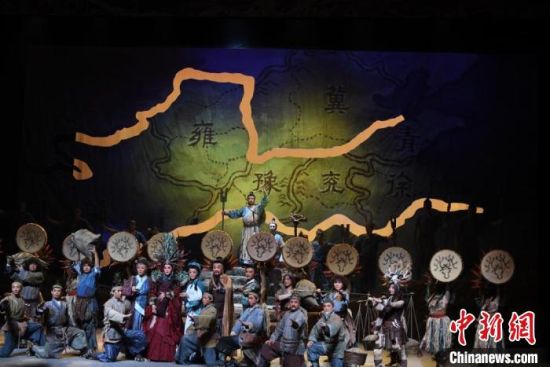 作為隴劇“梅花”，雷通霞在《大禹治水》中甘當(dāng)“綠葉”，該劇推出后，反響十分熱烈。(資料圖) 楊艷敏 攝